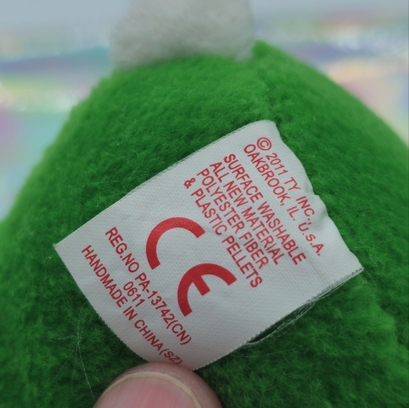 Ty Beanie Baby Hello Kitty with Holiday Christmas Present Plush - Picture 7 of 7